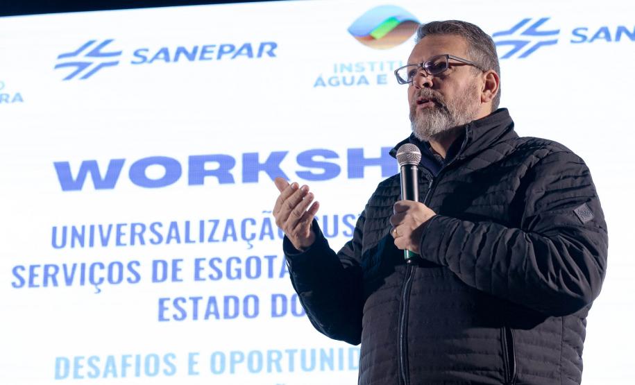 PRESIDENTE SANEPAR DISCURSSANDO