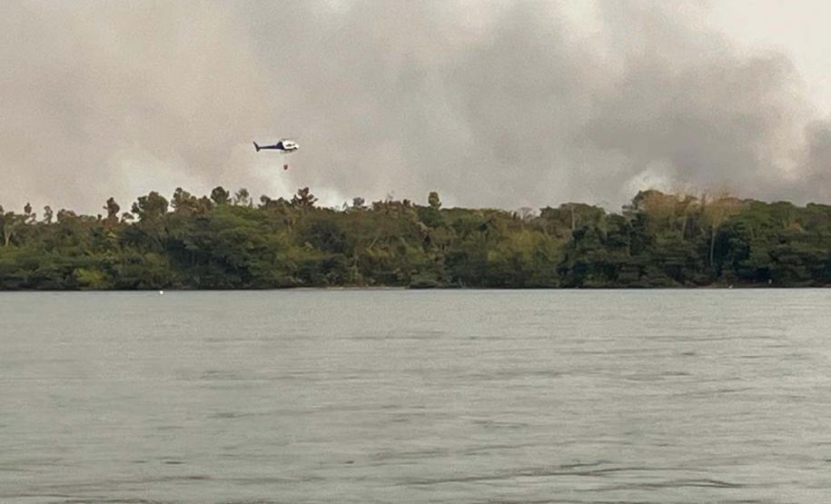 HELICOPTERO SOBREVOANDO INCENDIO NO HORIZONTE