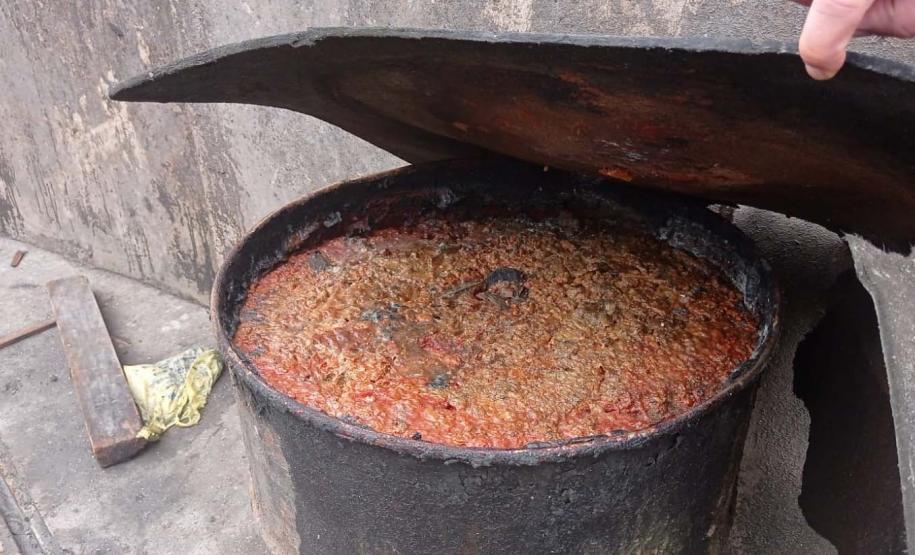 DEJETOS EM UM LATÃO