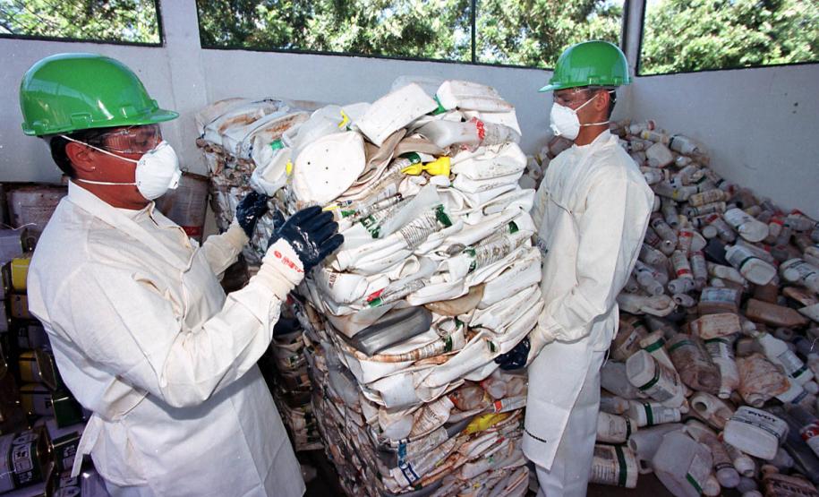AGENTES TRATANDO DE RESÍDUOS