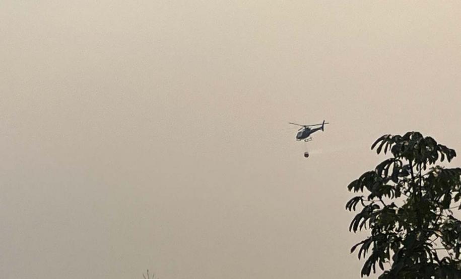 HELICOPTERO TRANSPORTANDO ÁGUA