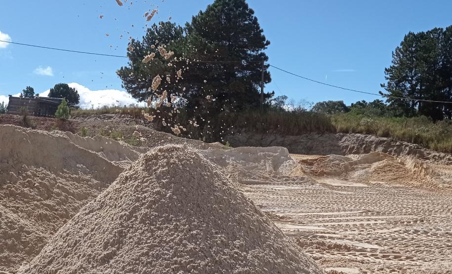 cenas de mineração