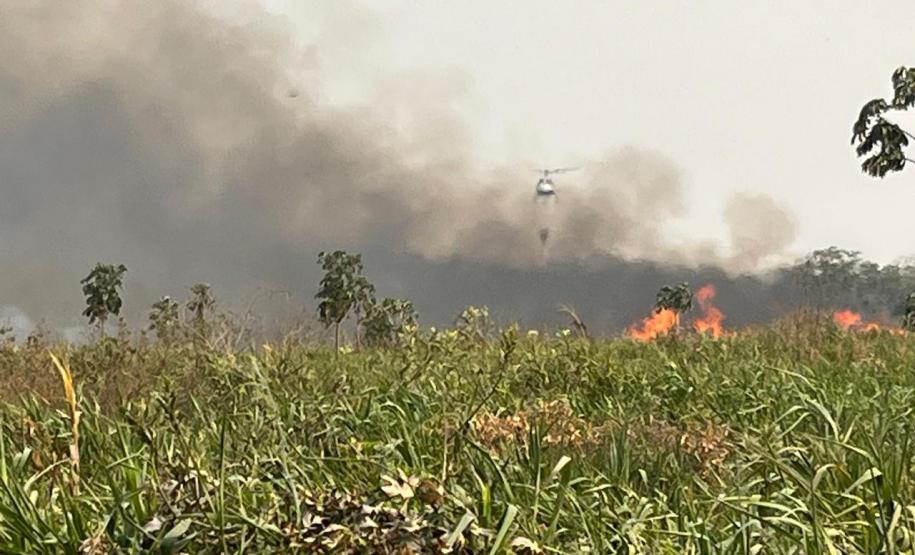 HELICOPTERO SOBREVOANDO QUEIMADA