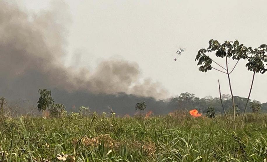HELICOPTERO DESPEJANDO AGUA SOB O FOGO