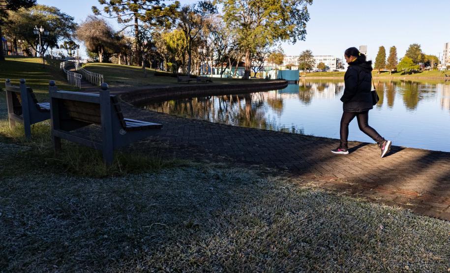 transeunte passeando por parque em mei oa geada