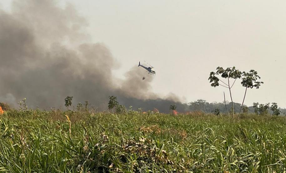 HELICOPTERO SOBREVOANDO QUEIMADA