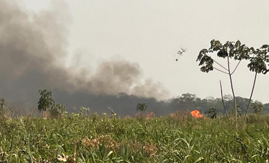 HELICOPTERO SOBREVOANDO QUEIMADA