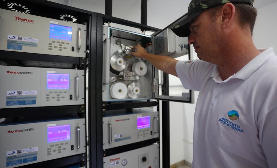 TECNICO FRENTE A UM CPU