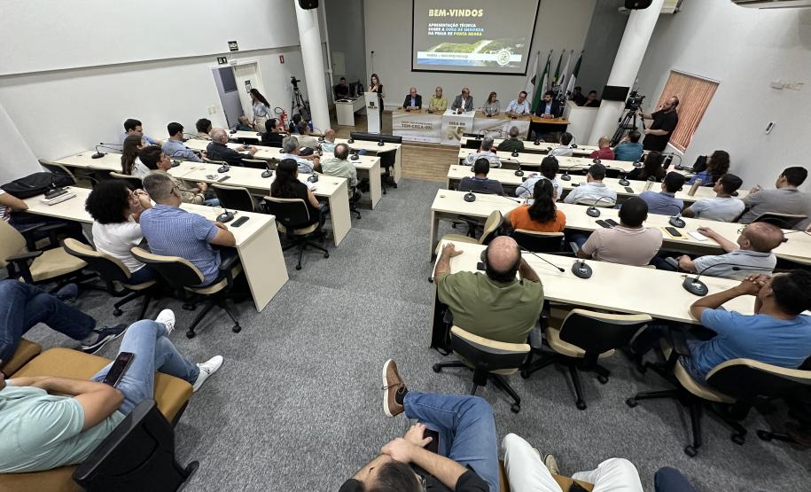 Foto de evento de apresentação de obras de engorda de orla