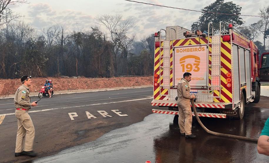 Foto de bombeiros combatendo incêndio