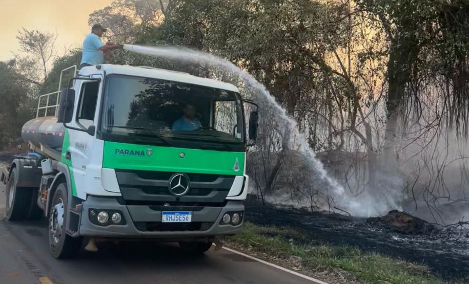 Foto de caminhão da Sedest combatendo incêndio