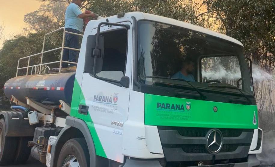 Foto de caminhão da Sedest combatendo incêndio