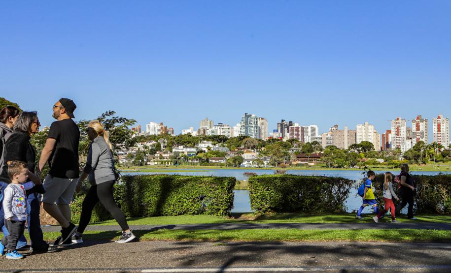 Foto de dia ensolarado em Parque do Paraná