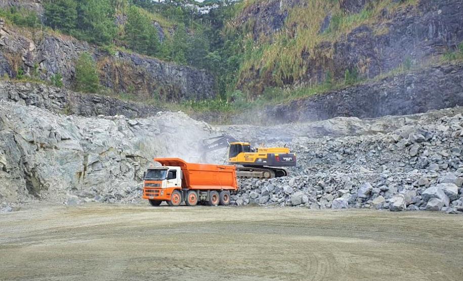 CAMINHÕES EM MEIO A MINERAÇÃO