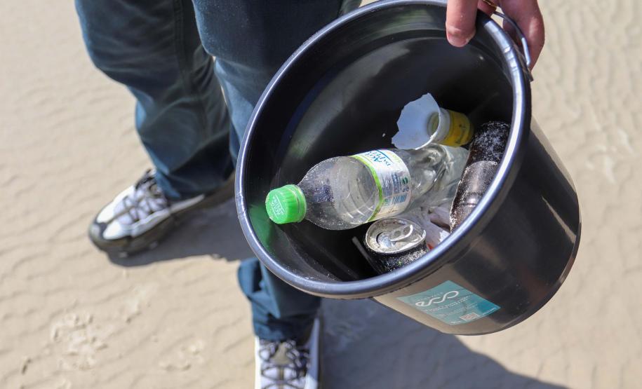 resíduos recicláveis em um balde