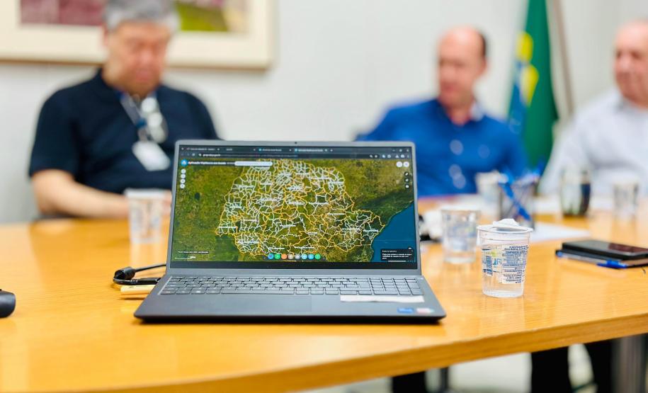 notebook em meio a reunião