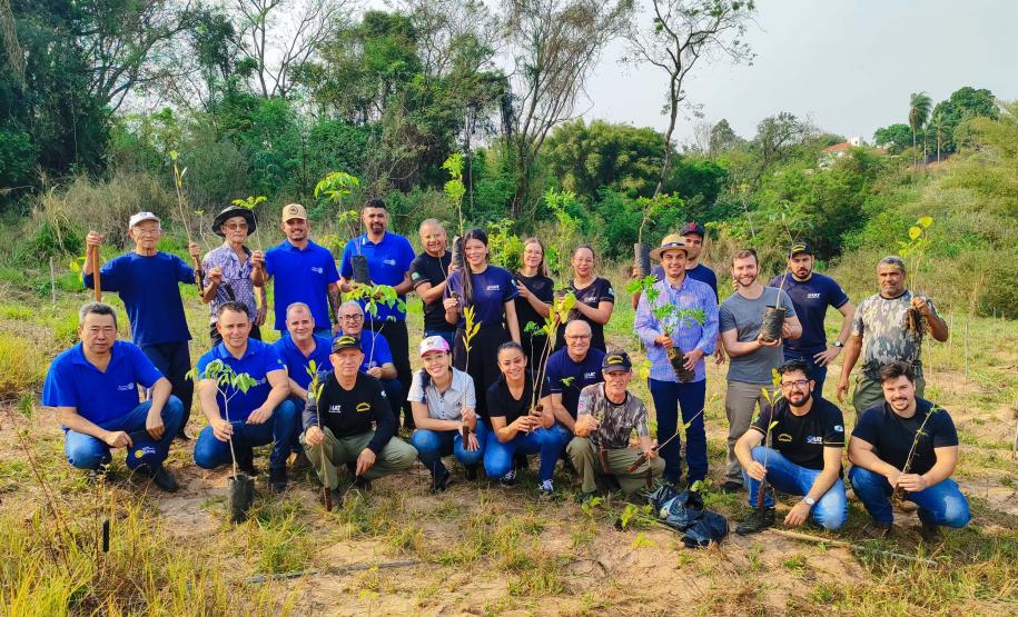 CENAS DE EDUCAÇÃO AMBIENTAL E DISTRIBUIÇÃO DE MUDAS