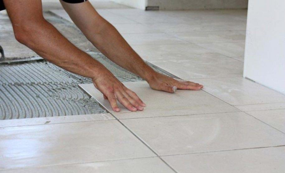 MÃOS TRABALHANDO EM CONSTRUÇÃO CIVIL