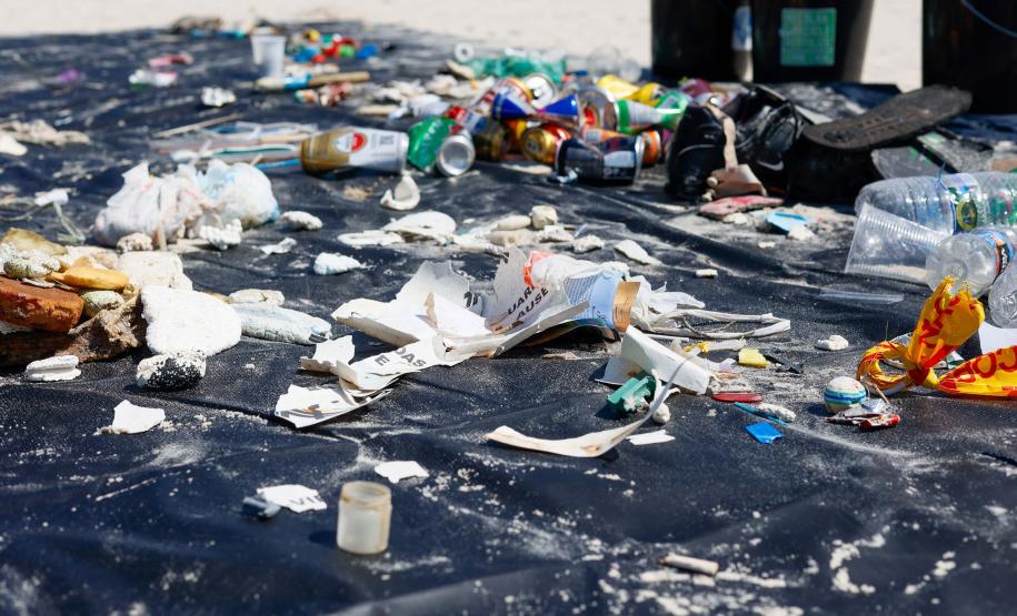 resíduos espalhados sobre lona preta