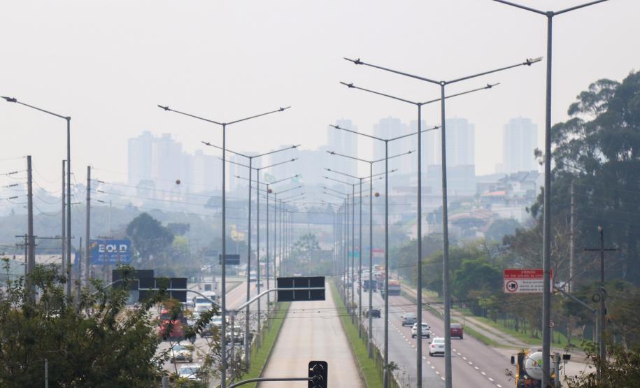 fumaça ao fundo tapando prédios