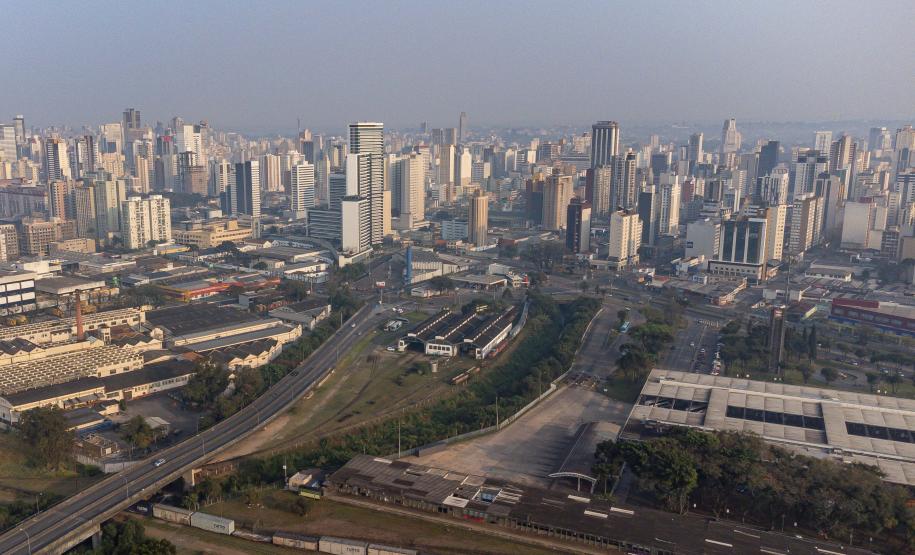 fumaça ao fundo tapando prédios