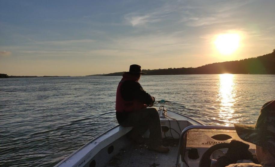 FISCAL EM BARCO AO POR DO SOL