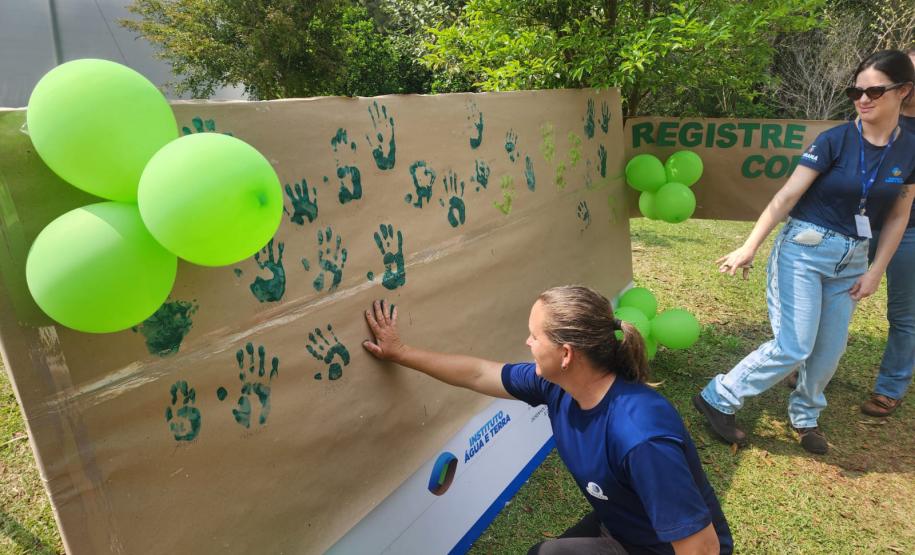 CENAS DE EDUCAÇÃO AMBIENTAL E DISTRIBUIÇÃO DE MUDAS