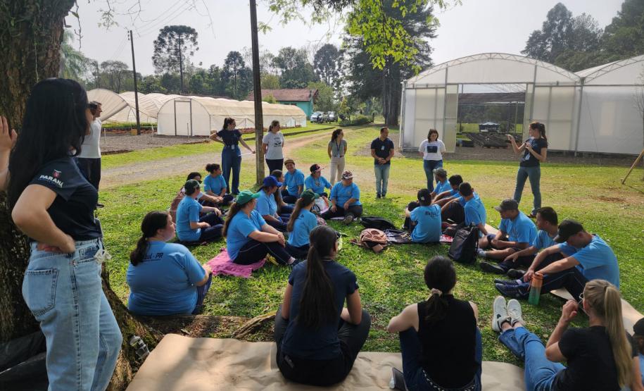 CENAS DE EDUCAÇÃO AMBIENTAL E DISTRIBUIÇÃO DE MUDAS