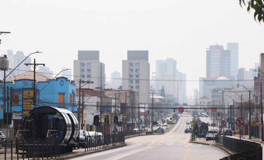 fumaça ao fundo tapando prédios