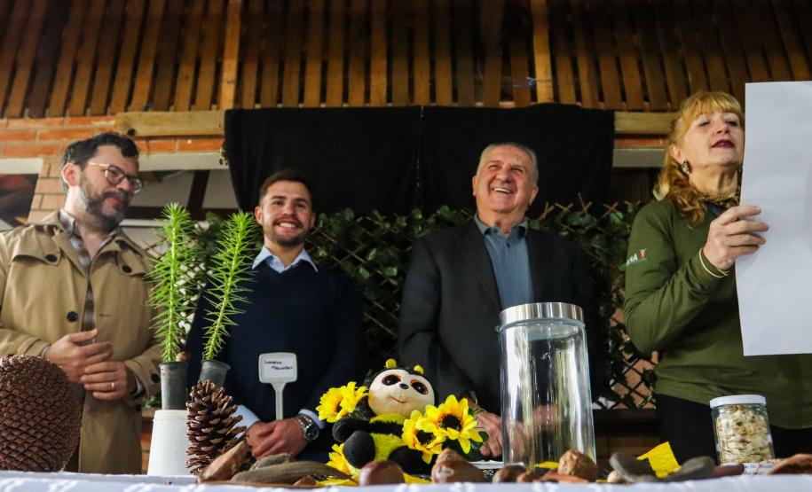 cenas do evento e de espécimes da flora