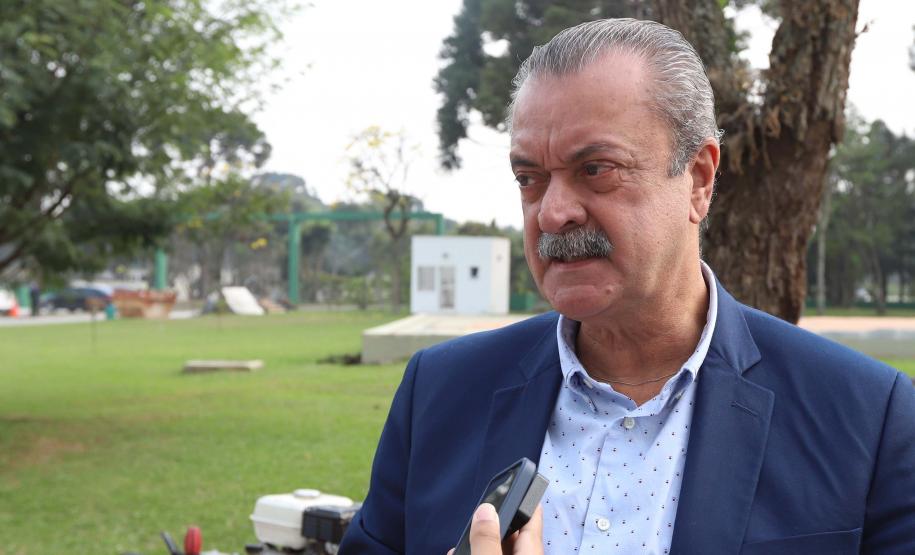 secretario everton sendo entrevistado