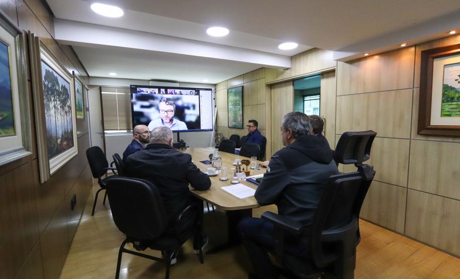 Foto de IAT e Sedest em reunião emergencial
