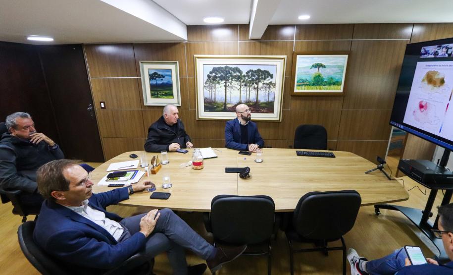Foto de IAT e Sedest em reunião emergencial