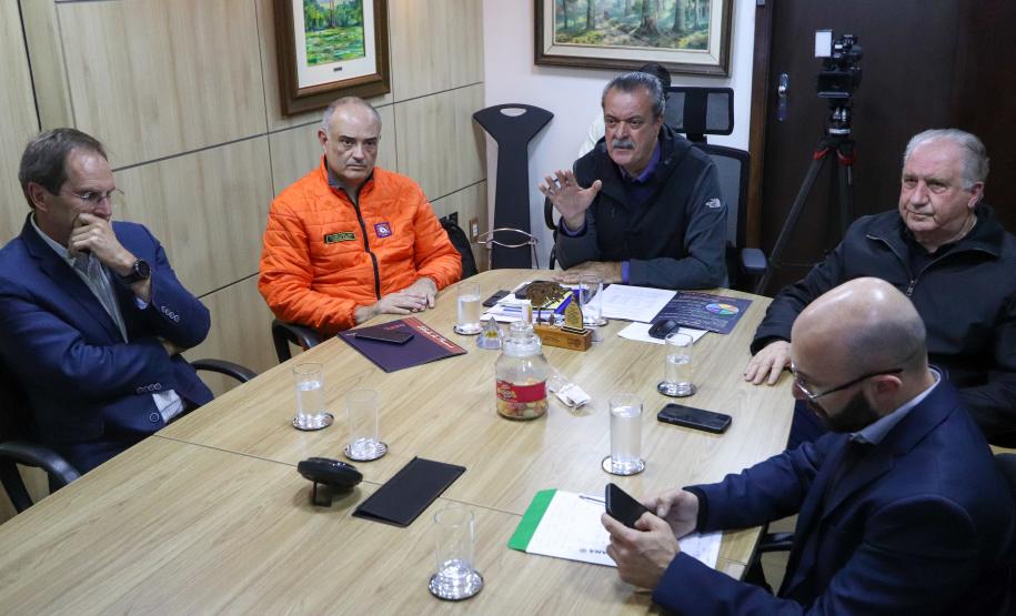 Foto de IAT e Sedest em reunião emergencial