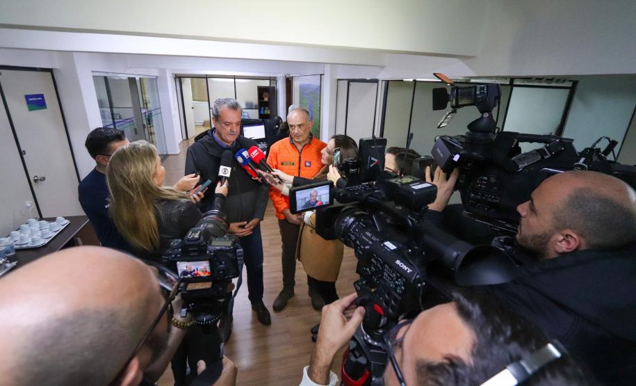 Foto do secretário dando entrevista