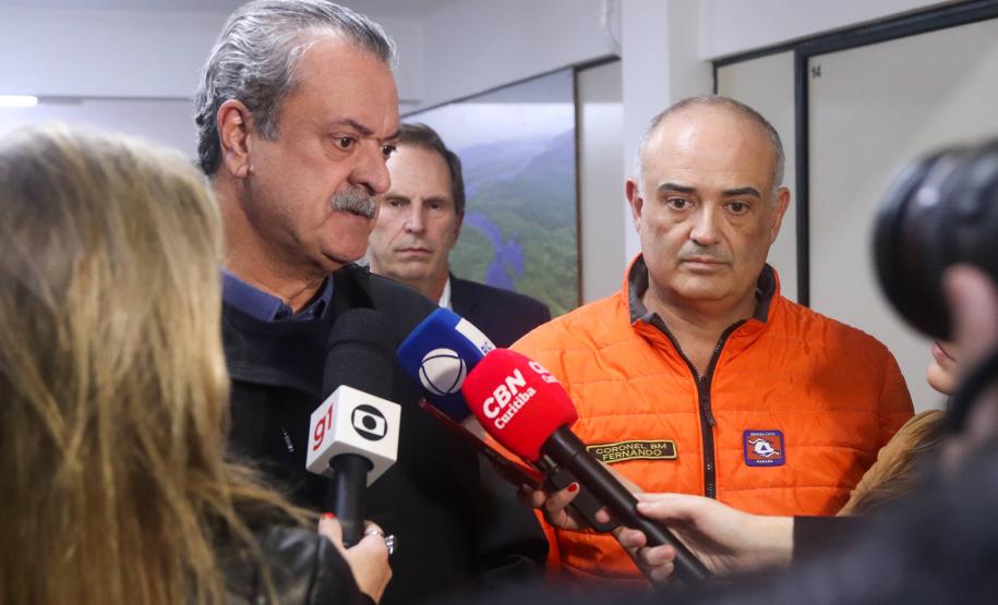 Foto do secretário dando entrevista