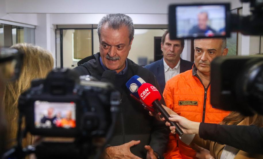 Foto do secretário dando entrevista