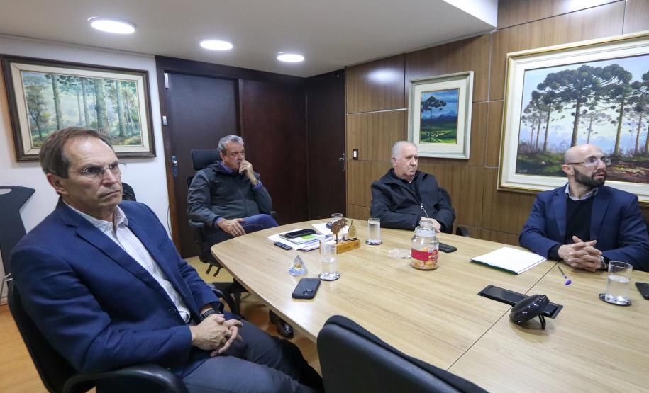 Foto de IAT e Sedest em reunião emergencial