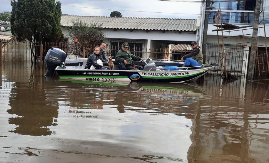 Foto de barco em enchente