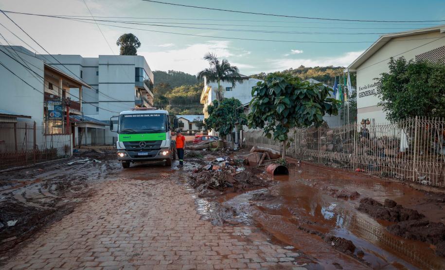 Foto de caminhão lidando com enchente