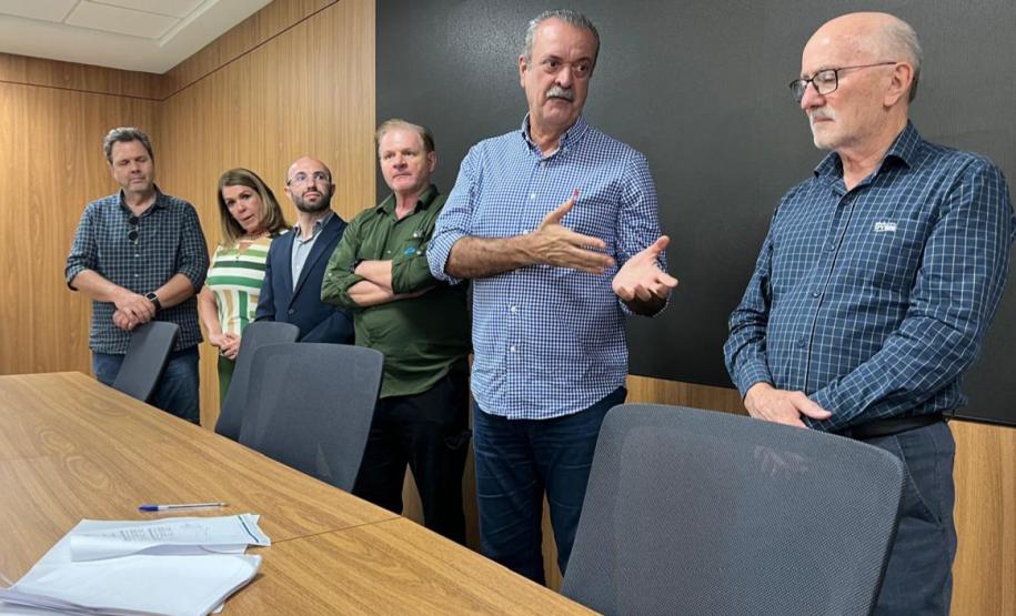 Foto de autoridades durante assinatura de acordo