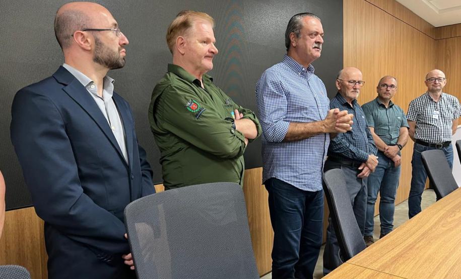 Foto de autoridades durante assinatura de acordo