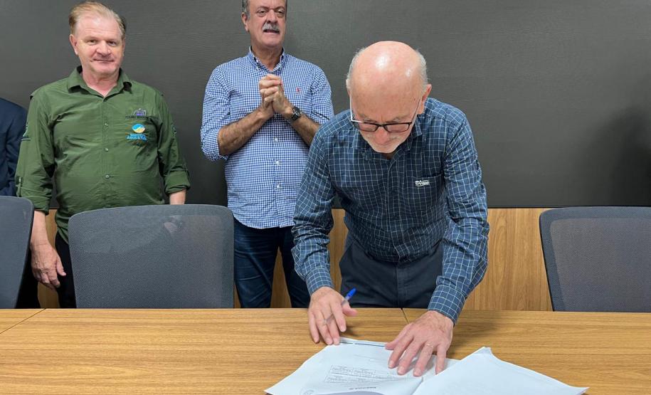 Foto de autoridades durante assinatura de acordo