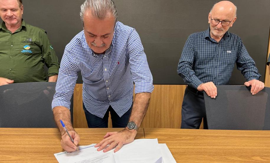 Foto de autoridades durante assinatura de acordo