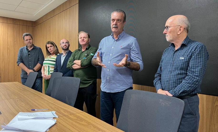 Foto de autoridades durante assinatura de acordo