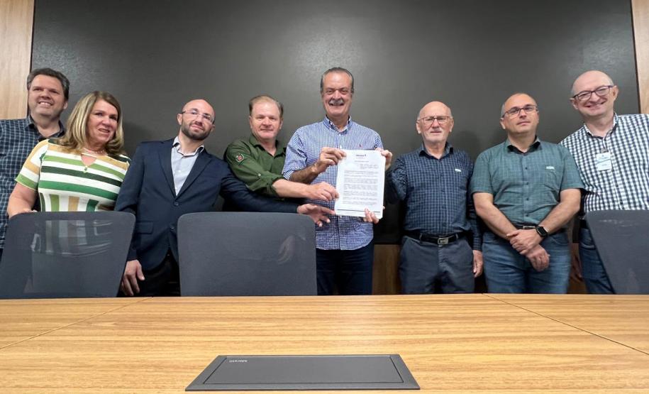 Foto de autoridades durante assinatura de acordo