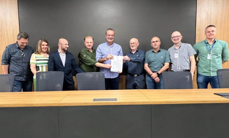 Foto de autoridades durante assinatura de acordo