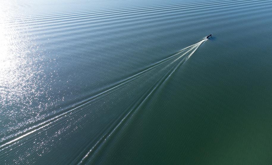 MAR SENDO CRUZADO POR UM BOTE