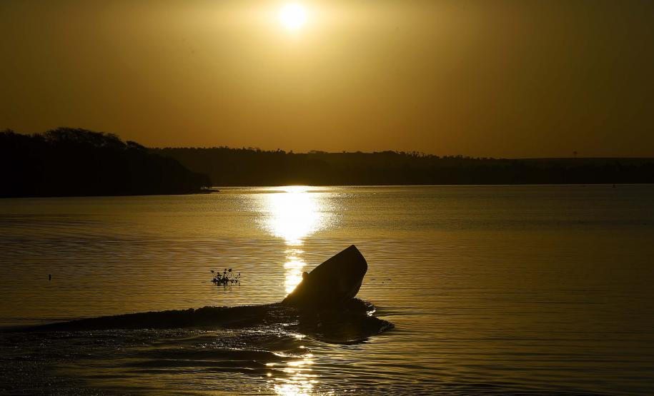 Foto de por do sol em rio