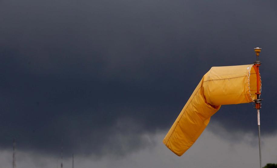 Foto de equipamento de monitoramento durante temporal